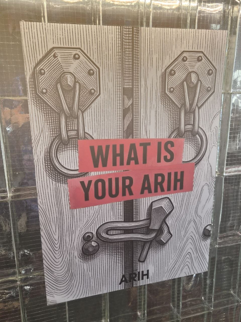 행사장에 설치된 ‘What is your ARIH’ 브랜드 캠페인 비주얼. 포스터와 메뉴는 한국 작가의 전시 작품을 모티브로 제작돼 현지 방문객들의 관심을 모았다
