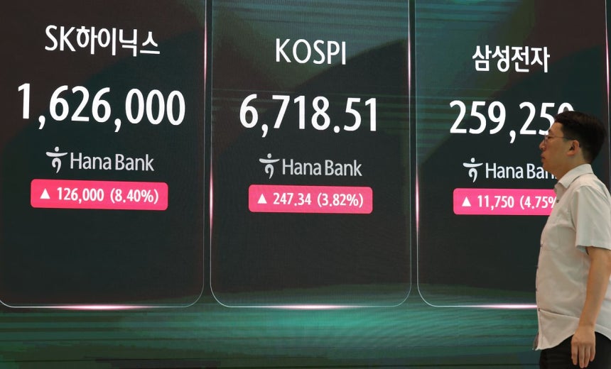 20일 서울 중구 하나은행 본점 딜링룸 전광판에 코스피 및 SK하이닉스, 삼성전자 주가가 표시돼있다. 연합뉴스