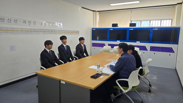 디투엔지니어링 인사팀이 28일 동양대학교 본교에서 철도운전제어학과 재학생을 대상으로 최종 면접을 진행하고 있다(사진=디투엔지니어링)