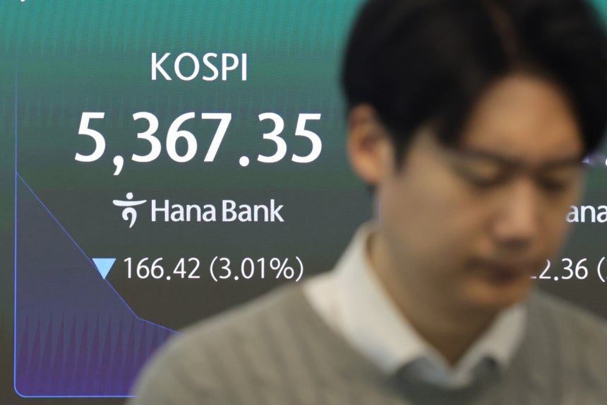 23일 서울 중구 하나은행 본점 딜링룸 현황판에 원/달러 환율, 코스피, 코스닥 지수가 표시돼 있다. [사진 연합뉴스]