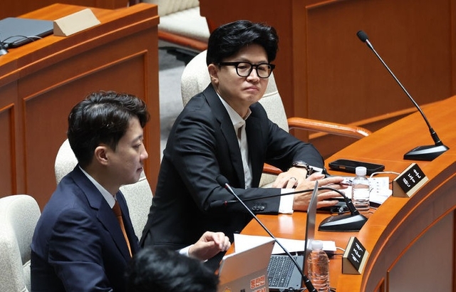 이준석(왼쪽) 개혁신당 대표와 한동훈 무소속 의원이 7월 24일 여의도 국회에서 예산결산특별위원회 제2차 전체회의에 참석하고 있다. 뉴시스