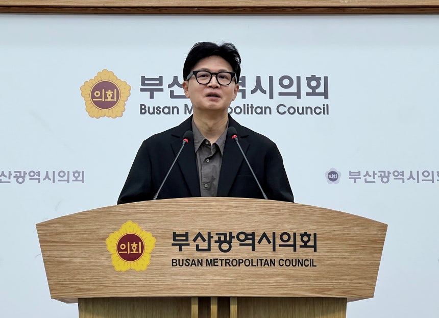 무소속 한동훈(부산 북구갑) 국회의원이 14일 부산 연제구 부산시의회 브리핑룸에서 부산시와 예산정책협의를 마치고 기자들과 만나 질의에 답하고 있다. 2026.09.14. 뉴시스 제공.