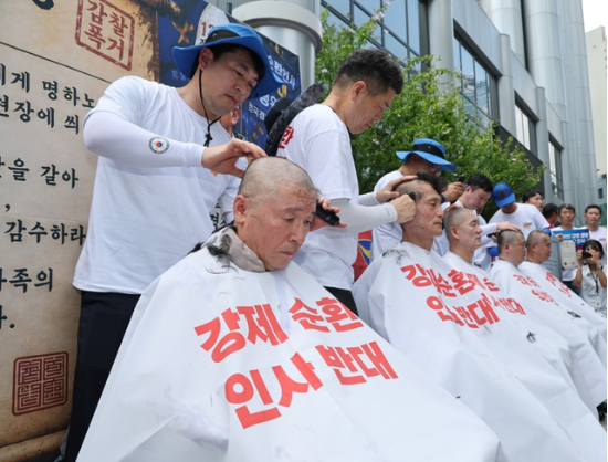 전국경찰직장협의회가 3일 서울 서대문구 경찰청 앞에서 ‘경찰 순환인사 확대·감찰 인력 증원 정책 폐기’를 요구하며 삭발식을 하고 있다. (연합뉴스)