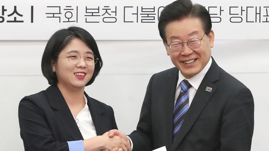 과거 이재명 대통령이 더불어민주당 대표이던 시절, 서울 여의도 국회에서 열린 기본사회위원회 광역위원장 임명장 수여식 현장. 이재명 당시 당대표가 기본사회위원회 자문단장을 맡은 용혜인 기본소득당 상임대표에게 위촉장을 