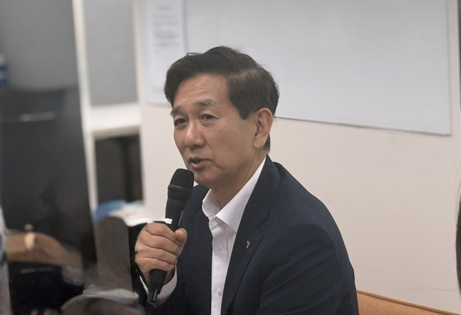 황성엽 금융투자협회장이 6월23일 서울 여의도 금융투자협회 빌딩에서 열린 기자간담회에서 기자들과 대화하고 있다./사진=백유진 기자 byj@