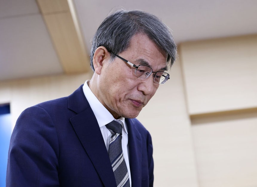 노태악 전 중앙선거관리위원장이 지난 5일 오후 경기 과천 중앙선관위에서 투표용지 부족 사태 관련 대국민 사과를 마치고 회견장을 나서고 있다. 노 전 위원장은 같은 날 사의를 표명했고 조희대 대법원장은 지난 8일 그의