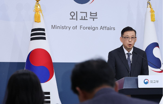 박두순 외교부 대변인이 20일 서울 종로구 정부서울청사 외교부에서 열린 정례브리핑에서 우크라이나 전역에 걸친 공습 위협이 상존해 안전 확보가 어려운 점 등을 고려, 공관원 일부 철수를 결정했다고 밝히고 있다. (연