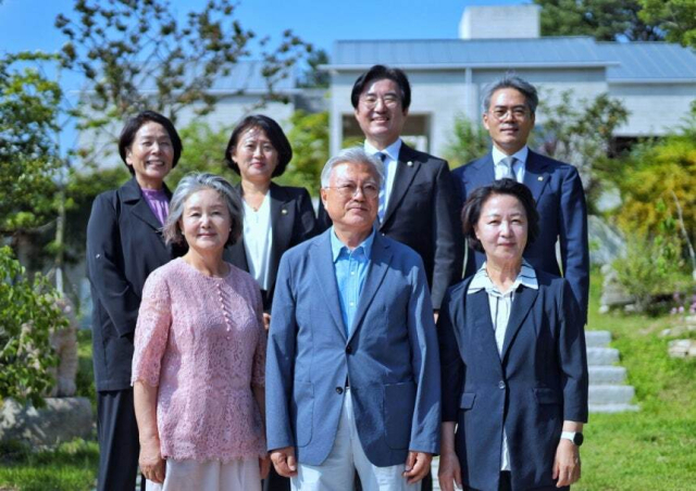 [속보] 추미애, 盧 묘역참배 후 문재인 예방…"하나된 민주세력 지켜주십시오"
