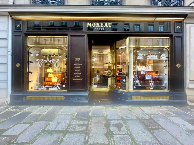 생토노레 교외 거리(rue du Faubourg Saint-Honoré)에 위치한 파리 플래그십 스토어