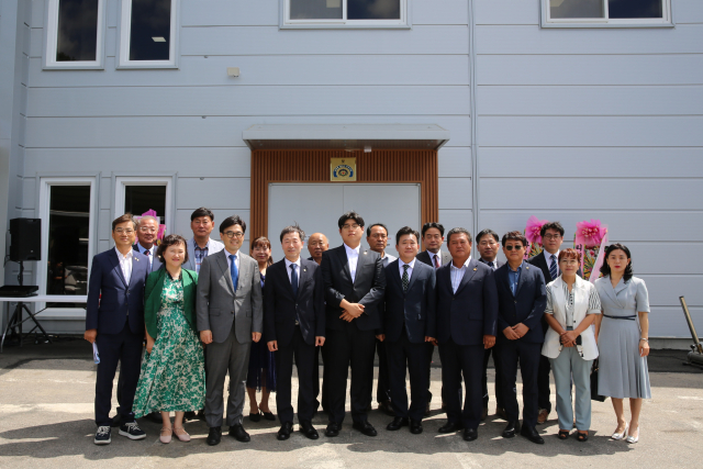 법무부 일자리 우수기업 100호 인증식 단체 사진. 왼쪽에서 4번째가 최영승 한국법무보호복지공단 이사장, 6번째가 송중일 법무부 범죄예방정책국장