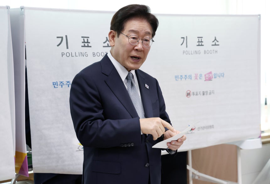 이 대통령 투표용지 노출?…선관위 “고의성 없으면 문제 없어”[팩트체크]
