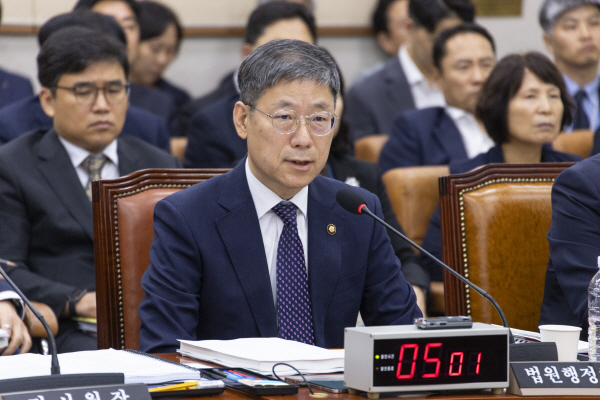 노경필 법원행정처장이 19일 국회에서 열린 법제사법위원회 전체 회의에 출석해 조희대 대법원장의 대법관 제청 과정과 관련한 의원들의 질의에 답하고 있다. 연합뉴스