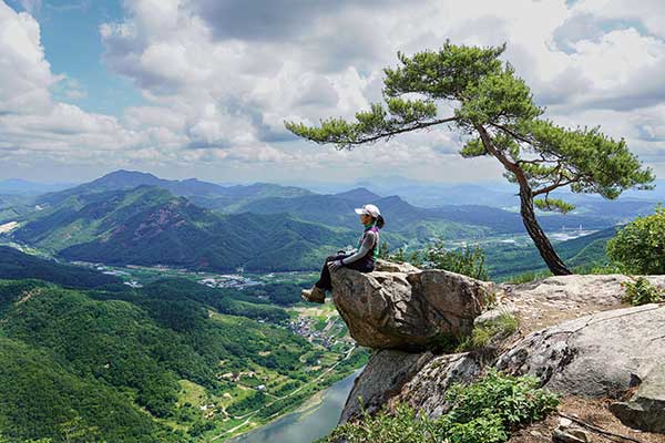 바삐 가던 신선도 잠시 멈추고 머무는 곳이 있다면 여기가 아닐까. 갈기산 정상으로 향하던 중 만난 인생샷 조망 터. 삐죽 고개 내민 거북이 머리를 닮은 바위 위에서 굽이굽이 금강 물줄기에 마음을 던져 풍경을 낚고,