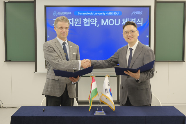 MSK에듀 대표 김성환 원장(오른쪽)과 헝가리 세멜바이스 의과대학 알란 알파르(Alpár Alán) 부총장이 협약식 이후 교육 협력 방안에 대해 논의하며 상호 협력을 다짐하고 있다