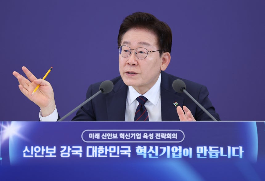 이재명 대통령이 26일 청와대에서 열린 ‘미래신안보 혁신기업 육성전략’ 회의에서 발언하고 있다. [연합]