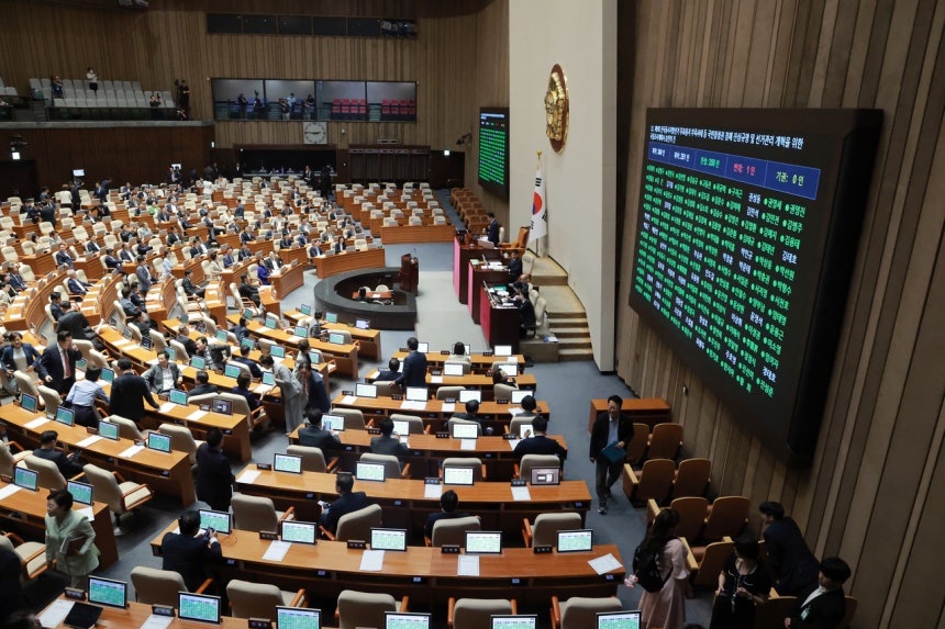 18일 국회에서 열린 6월 임시국회 3차 본회의에서 제9회 전국동시지방선거 투표용지 부족사태 등 국민참정권 침해 진상규명 및 선거관리 개혁을 위한 국정조사계획서 승인의 건이 의결되고 있다. 연합뉴스