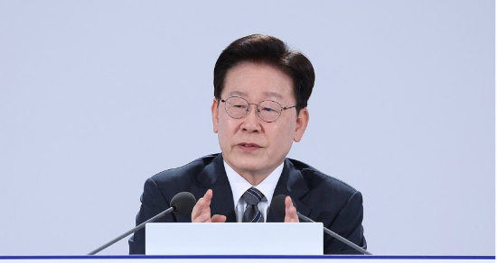 이재명 대통령이 2일 세종특별자치시에서 열린 민원혁신 사례보고회에서 모두발언을 하고 있다. (연합뉴스)