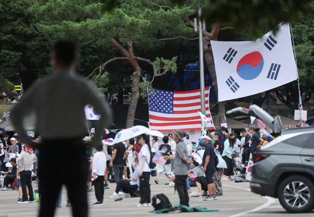 6·3 지방선거 투표용지 부족 사태로 인한 '개표소 봉쇄 시위'가 계속되고 있는 5일 서울 송파구 올림픽공원 핸드볼경기장 출입문 앞에서 참가자들이 구호를 외치고 있다. 연합뉴스