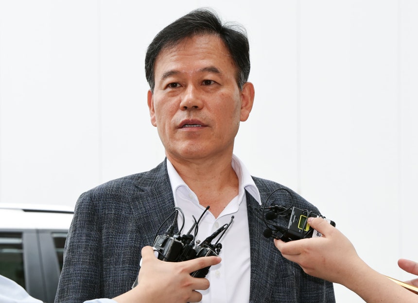 직권남용권리행사방해 혐의를 받는 윤한홍 국민의힘 의원이 1일 경기 과천시 2차 종합특검 사무실에 피의자 신분으로 출석하며 취채진 질문에 답변하고 있다. /뉴스1