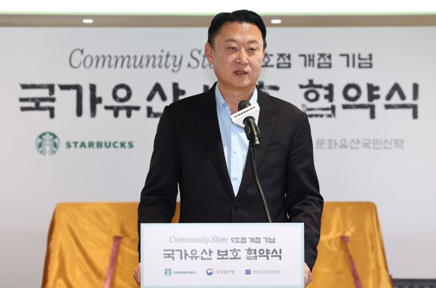 5·18에 ‘탱크 데이’라니…정용진, 스타벅스 대표 경질