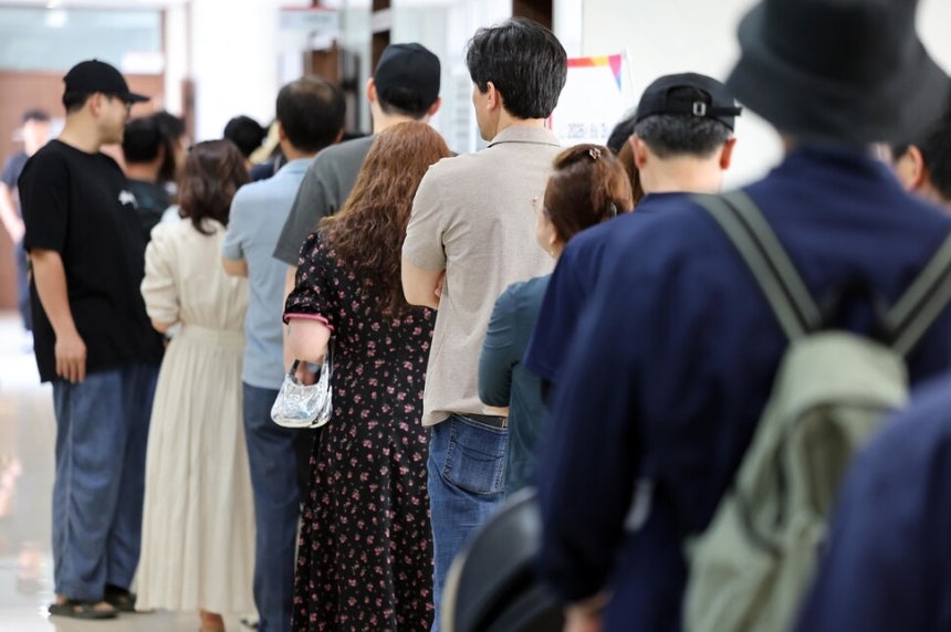 [속보] 사전투표 둘째날 투표율 오후 2시 18.61%…4년 전보다 2.24%p↑