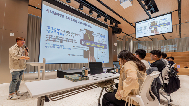 루트파인더즈가 ‘2026 EMA Content Grow+’ 데모데이에서 시각장애인의 스마트폰 접근성을 높이는 솔루션을 소개하고, 참석한 벤처캐피털(VC) 심사역들이 기술 경쟁력과 사업화 가능성을 검토하고 있다