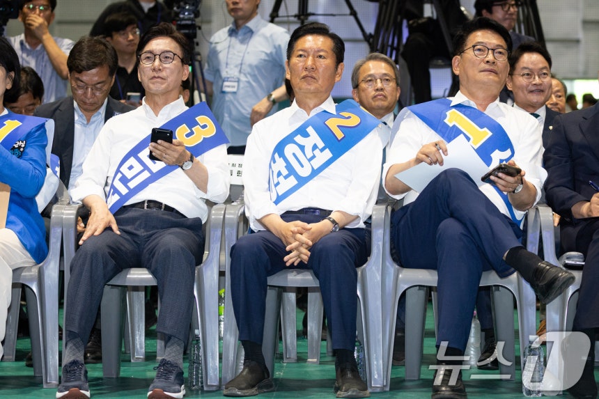 더불어민주당 김민석(왼쪽부터), 정청래, 송영길 당대표 후보가 9일 강원 횡성군 횡성국민체육센터에서 열린 더불어민주당 당대표 및 최고위원 선출을 위한 강원 순회경선 합동연설회에 자리하고 있다. 2026.8.9 ⓒ 뉴