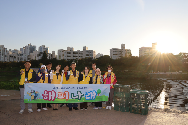 금천구시설관리공단, 안양천 수질개선 위한 ‘EM 흙공 던지기’ 환경정화 활동 실시