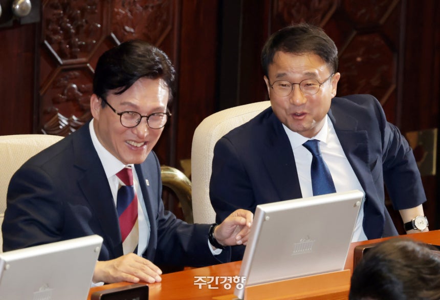 김민석 더불어민주당 대표(왼쪽)와 한병도 원내대표가 8일 국회 본회의장에서 웃으며 대화하고 있다. 박민규 선임기자