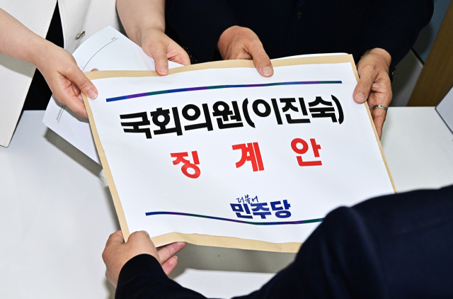 더불어민주당 전남광주통합특별시당위원장인 안도걸 의원과 원내대변인인 이주희 의원이 21일 국회 의안과에 국민의힘 이진숙 의원에 대한 징계안을 제출하고 있다. 연합뉴스