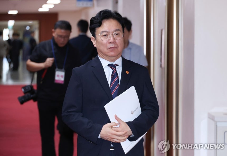 노동장관 "메가특구 노동특례 도입 위한 사회적대화 제안"