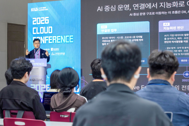 더존비즈온 공동대표 지용구 사장이 10일 부산 벡스코에서 열린 ‘K-ICT WEEK in BUSAN 2026’ 클라우드 컨퍼런스에서 ‘클라우드와 AX 시대, 기업 업무 환경의 변화’를 주제로 강연하고 있다