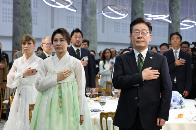 ◆…이재명 대통령과 김혜경 여사가 9일(현지시간) 프랑스 파리 한 호텔에서 열린 동포 오찬간담회에서 국기에 경례하고 있다. (사진=연합뉴스)