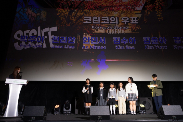 제18회 서울국제초단편영화제 개막식에서 사회를 맡은 솔지 배우가 코린코의 우표 참여 어린이 감독을 인터뷰하고 있다