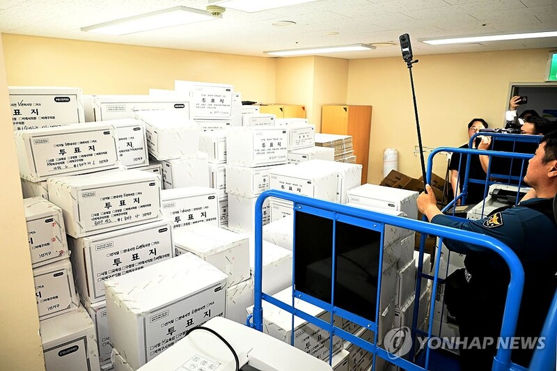 올림픽공원 개표소에 쌓여 있는 투표용지 보관상자 / 사진=연합뉴스