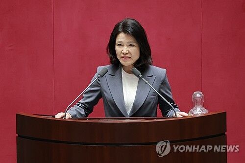 ◇대구 달성 국회의원 보궐선거에서 당선된 국민의힘 이진숙 의원이 5일 국회에서 22대 국회 후반기 의장단을 선출하기 위해 열린 본회의에서 선서한 뒤 인사말하고 있다. 2026.6.5