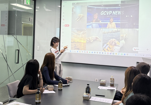 GCVP CREW MVP로 선정된 이서안 학생이 서포터즈 활동을 발표하고 있다