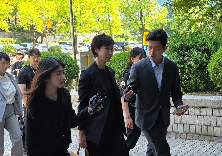 노소영 아트센터 나비 관장이 5월13일 오전 서울 서초구 서울고법에서 열린 최태원 SK그룹 회장과의 이혼소송 파기환송심 조정기일에 출석하며 법정으로 향하고 있다. / 사진=최지원 기자