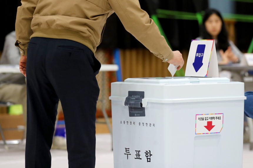 [속보]  사전투표 첫날 518만 명 참여…전국 투표율 11.6% 기록