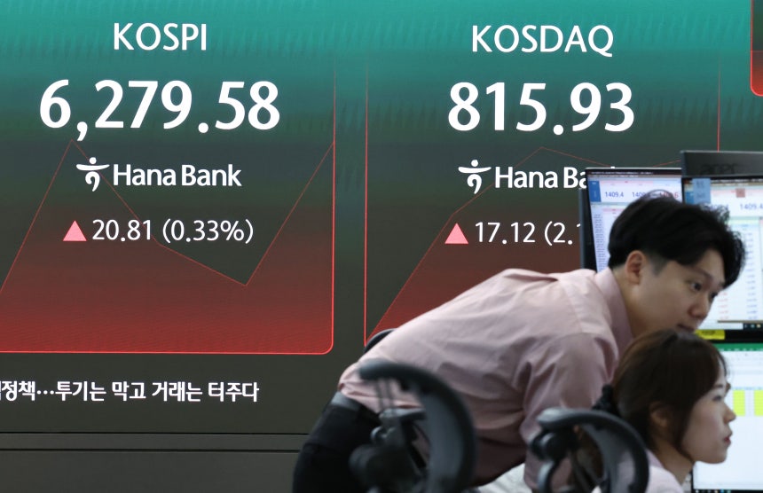 10일 오전 서울 중구 하나은행 딜링룸 전광판에 코스피 지수 등 시황이 표시되고 있다. /뉴스1 제공.