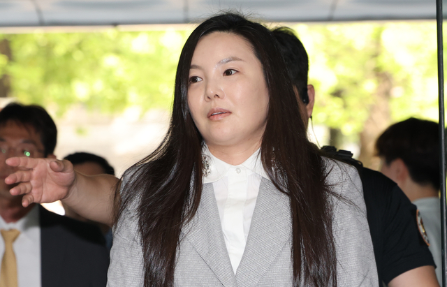 연예기획사 원헌드레드 레이블 차가원 대표가 3일 구속 전 피의자 심문(영장실질심사)을 위해 서울 서초구 서울중앙지법에 출석하고 있다. 연합뉴스
