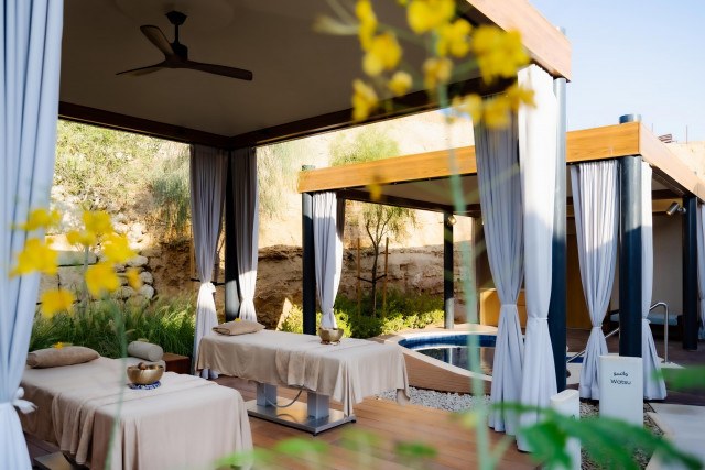 자야솜 웰니스 리조트 아마알라(Jayasom Wellness Resort AMAALA)의 야외 휴식 공간은 고요한 디자인과 바다를 향한 공간이 어우러져 편안한 휴식과 재충전을 선사한다