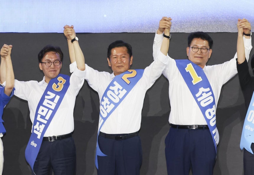 김민석(왼쪽부터) 더불어민주당 당대표 후보와 정청래, 송영길 후보가 8일 오후 인천 남동체육관에서 열린 인천광역시당 정기당원대회 및 당대표·최고위원 선출 순회경선에서 기념촬영을 하고 있다. 2026.08.08 [인천
