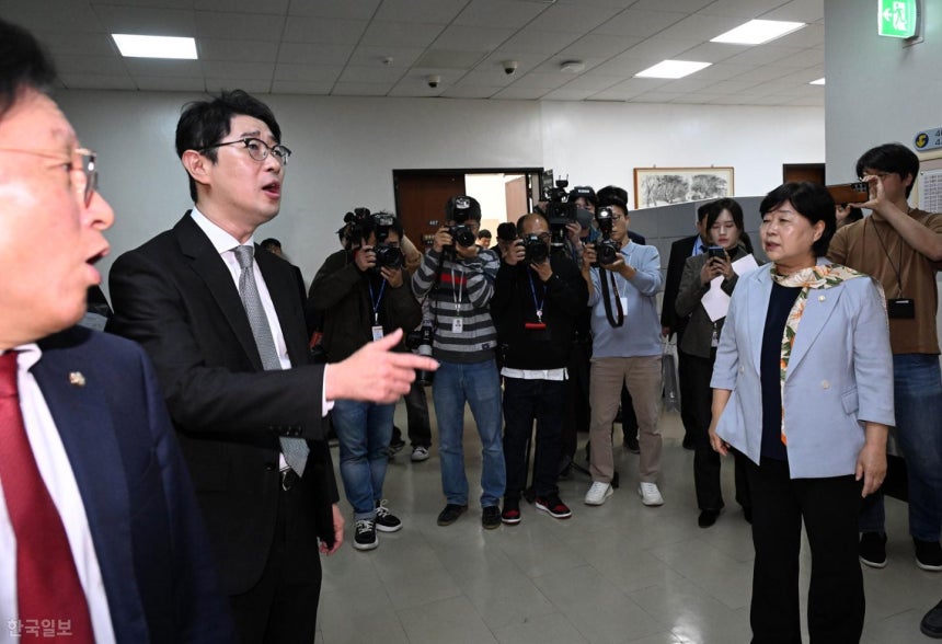 서영교(오른쪽) 국회 법제사법위원장이 26일 법사위 회의실 앞에서 박형수 야당 간사와 주진우 국민의힘 의원으로부터 주 의원의 오전 질의 직전 감사중지를 선언한 것에 대한 항의를 받고 있다. 서재훈 기자