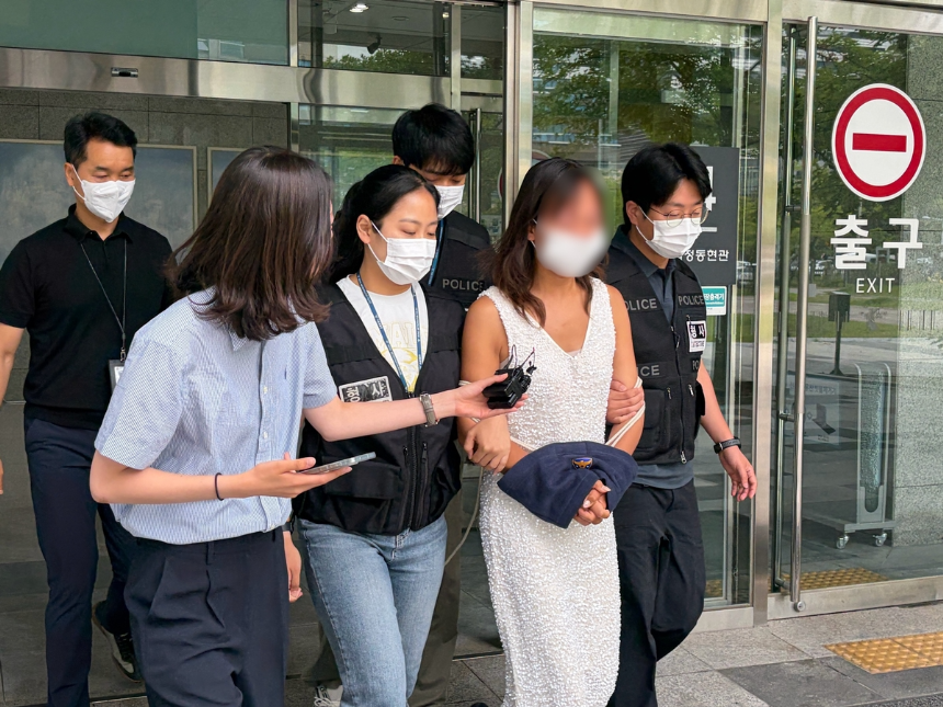 [속보] "나도 당했다, 억울"…경찰에 침 뱉은 女 시위자 구속