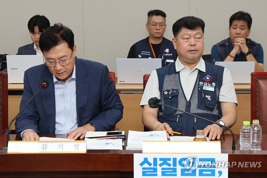 류기정 사용자위원 발언 듣는 류기섭 근로자위원
(세종=연합뉴스) 서대연 기자 = 14일 정부세종청사 최저임금위원회에서 열린 제14차 전원회의에서 근로자위원인 류기섭 한국노총 사무총장이 사용자위원인 류기정 한국경영자총