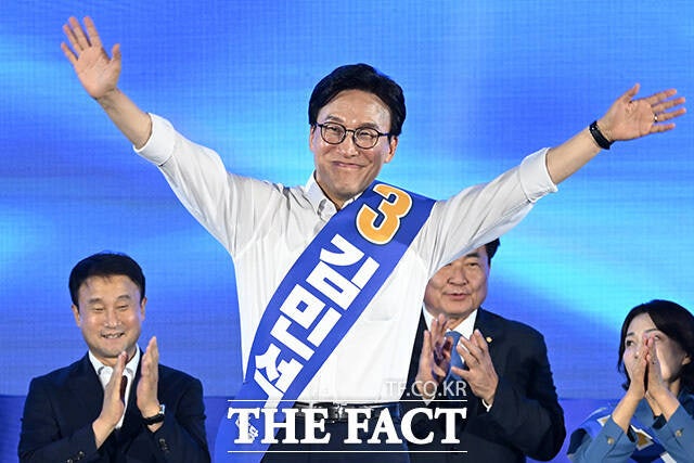 더불어민주당 8·17 전당대회 당권 경쟁이 김민석 후보의 '굳히기'와 정청래 후보의 '막판 뒤집기' 구도로 압축됐다. 사진은 16일 경기도 고양시 킨텍스 제2전시장에서 열린 당 대표 및 최고위원 선출을 위한 서울 순