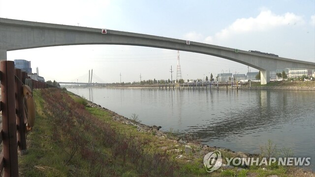 [속보]“사람 같은 물체가 물 위에 떠 있다” 경인아라뱃길 수로에서 30∼40대 추정 남성 숨진 채 발견