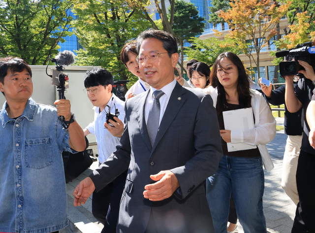 김승원 법무부 장관 후보자가 19일 사퇴 기자회견을 마치고 국회 소통관을 나서고 있다.  [연합뉴스]