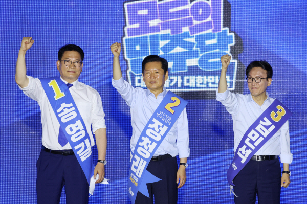 송영길, 정청래, 김민석(기호순) 당 대표 후보가 2일 부산 벡스코에서 열린 더불어민주당 당대표·최고위원 순회경선 합동연설회에서 각자 승리를 다짐하고 있다. 연합뉴스